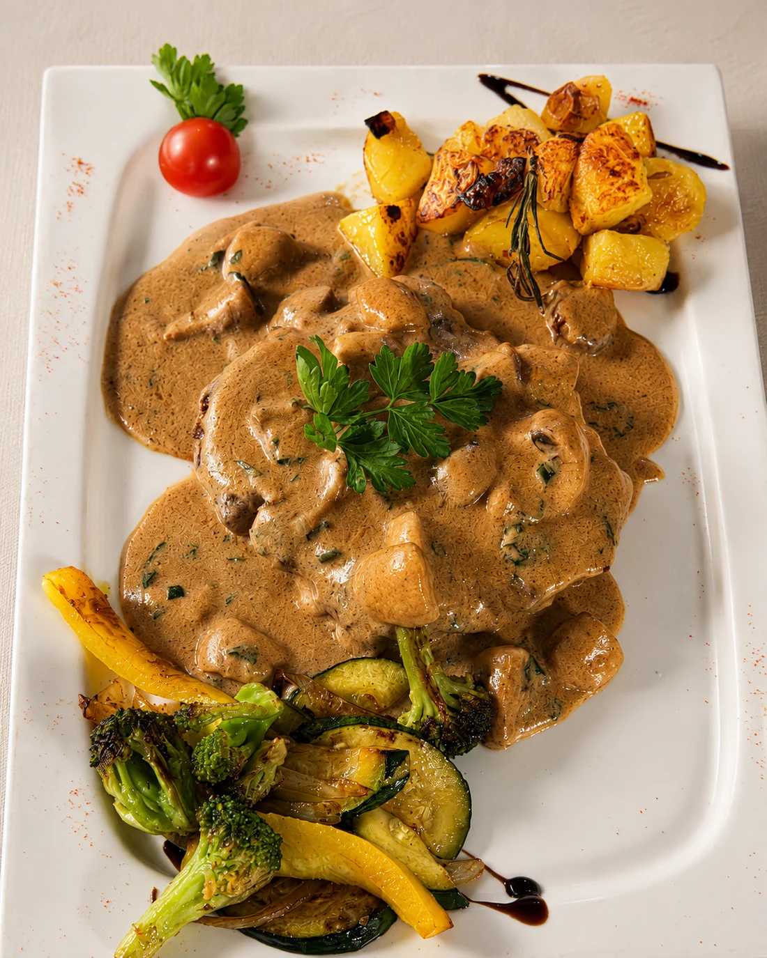Fleischgericht mit cremiger Sauce und Gemüse