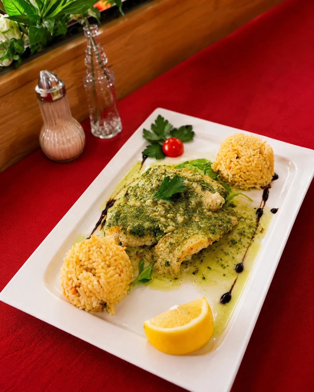 Fischgericht mit Kräutersauce und Reis